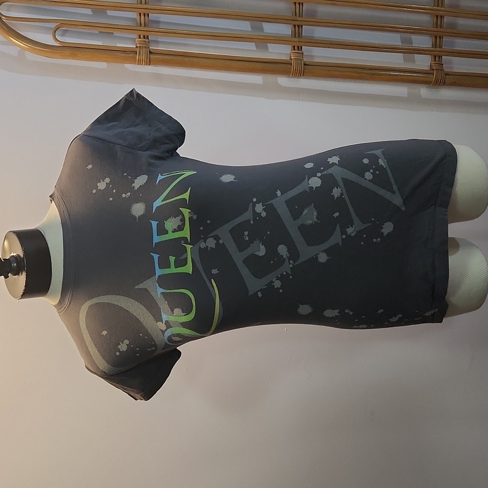 Queen tee shirt size large but fits small  no tags grey green blue